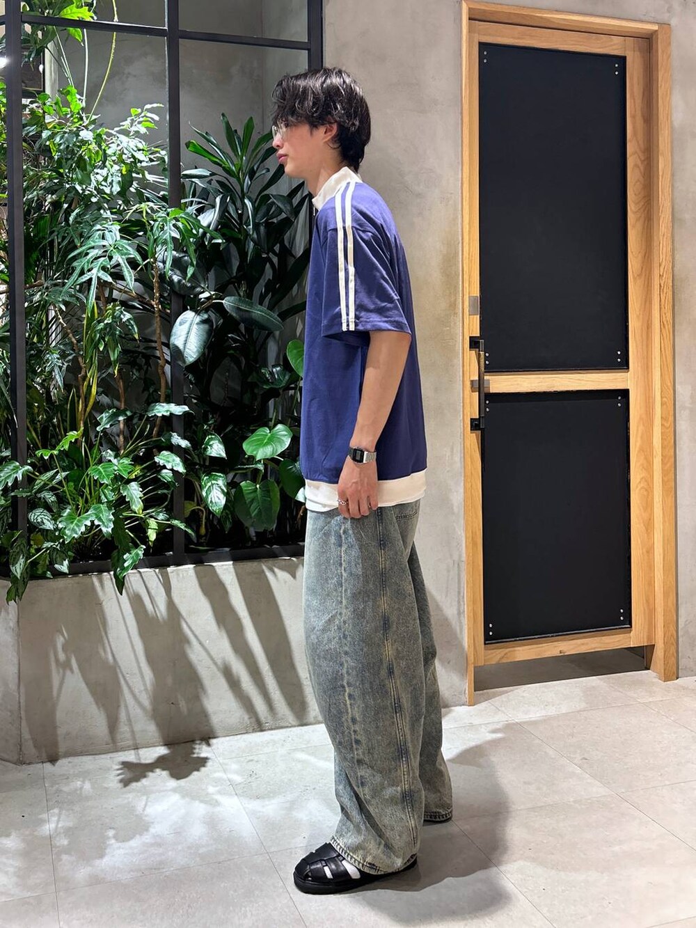 「ラフ、モテ、女子ウケ、ベーシック/シンプル、デート/ロマンティック、春コーデ、夏コーデ、Tシャツ、ワイドパンツ、RAGEBLUE、カジュアル、デニムパンツ、タンクトップ、サンダル」｜「Healthknitの【Healthknit/ヘルスニット】3P/シンカー2ラインソックス（ソックス/靴下、ホワイト系）」を使った、 koutaさん（メンズ・173cm）の夏コーディネートの2枚目の写真