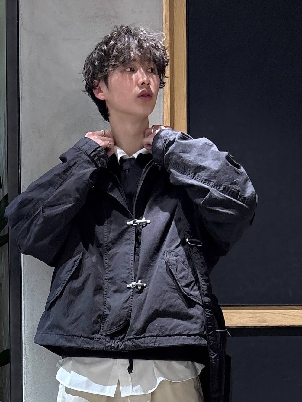 ホワイト系のスラックス、ブルー系のネクタイ、ホワイト系のシャツ/ブラウスを着用したメンズの春コーディネートの2枚目の写真