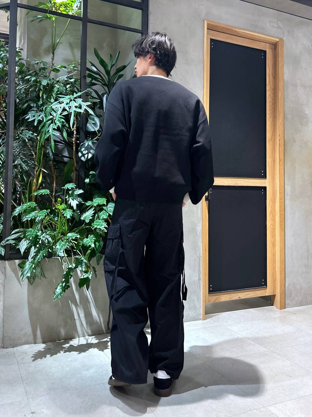 ブラック系のカーゴパンツ、ブラック系のスニーカー、ホワイト系のTシャツ/カットソーを着用したメンズの秋コーディネートの5枚目の写真
