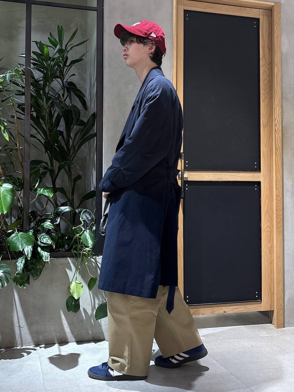 ブラック系のボストンバッグ、ホワイト系のTシャツ/カットソー、ブルー系のその他アウターを着用したメンズの冬コーディネートの8枚目の写真