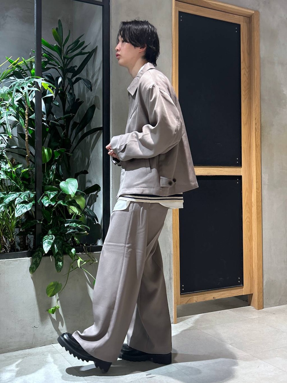 「きれいめ、春コーデ、ラフ、RAGEBLUE、シンプルコーデ、シンプル、ニットベスト、スラックス、ベスト、セットアップ、ブルゾン、トラッド、ローファー、シャツ、女子ウケ」|「RAGEBLUEの【LUXURY+EASY】ラグイージー/オーバーサイズドレープシャツ(シャツ/ブラウス、ホワイト系)」を使った、 koutaさん(メンズ・173cm)の春コーディネートの8枚目の写真