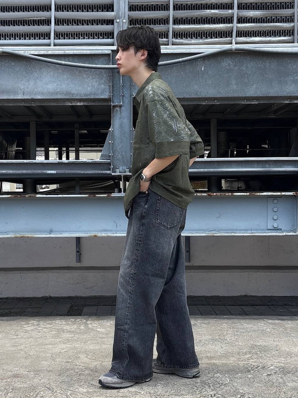 グリーン系のシャツ/ブラウス、グレー系のデニムパンツ、ホワイト系のTシャツ/カットソーを着用したメンズの夏コーディネートの4枚目の写真