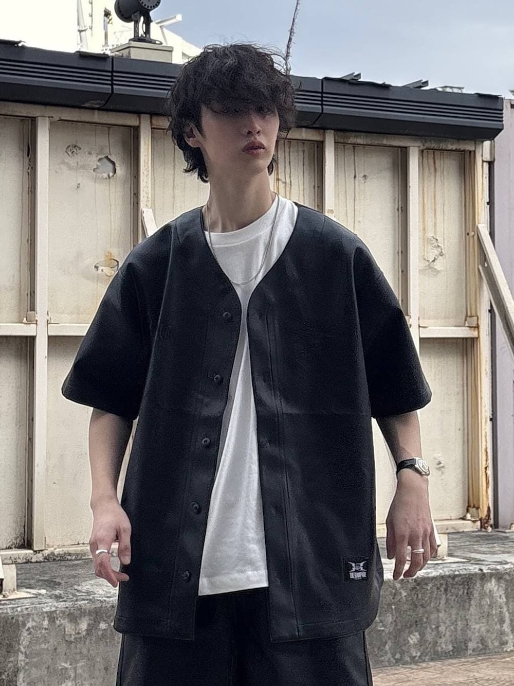 ブラック系のスニーカー、ホワイト系のTシャツ/カットソー、ブラック系のシャツ/ブラウスを着用したメンズの春コーディネートの6枚目の写真