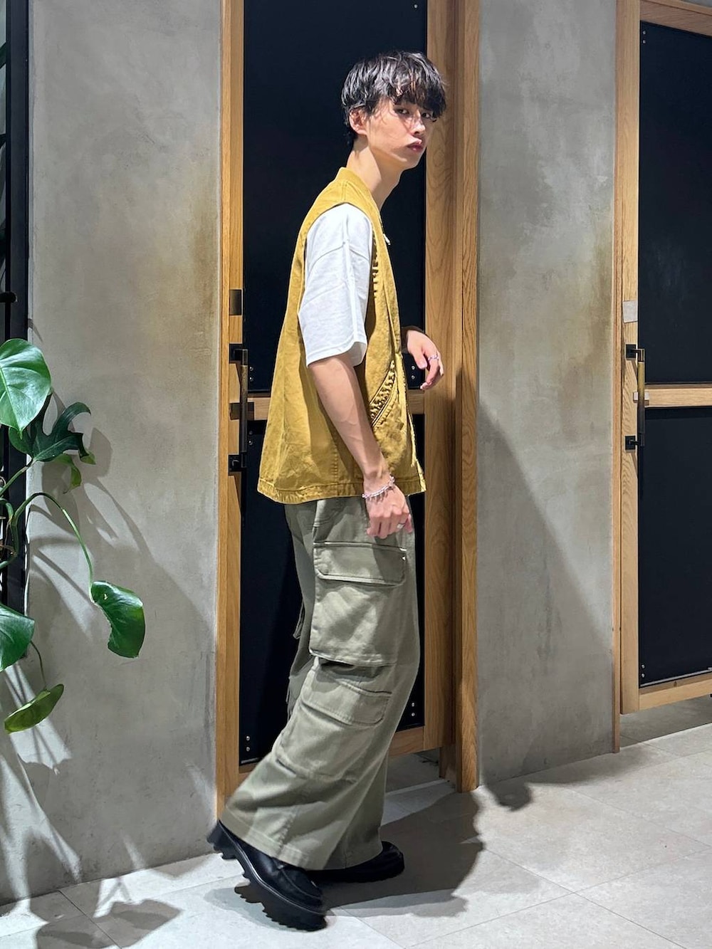 「女子ウケ、ベーシック/シンプル、デート/ロマンティック、春コーデ、夏コーデ、ラフ、モテ、Tシャツ、ネックレス、スラックス、ワイドパンツ、RAGEBLUE、カジュアル、ベスト、秋コーデ」｜「SIGNAL SPORTSの【SIGNAL SPORTS】ワンポイント刺繍/天竺コットンルーズTシャツ（Tシャツ/カットソー、ホワイト系）」を使った、 koutaさん（メンズ・173cm）の夏コーディネートの3枚目の写真