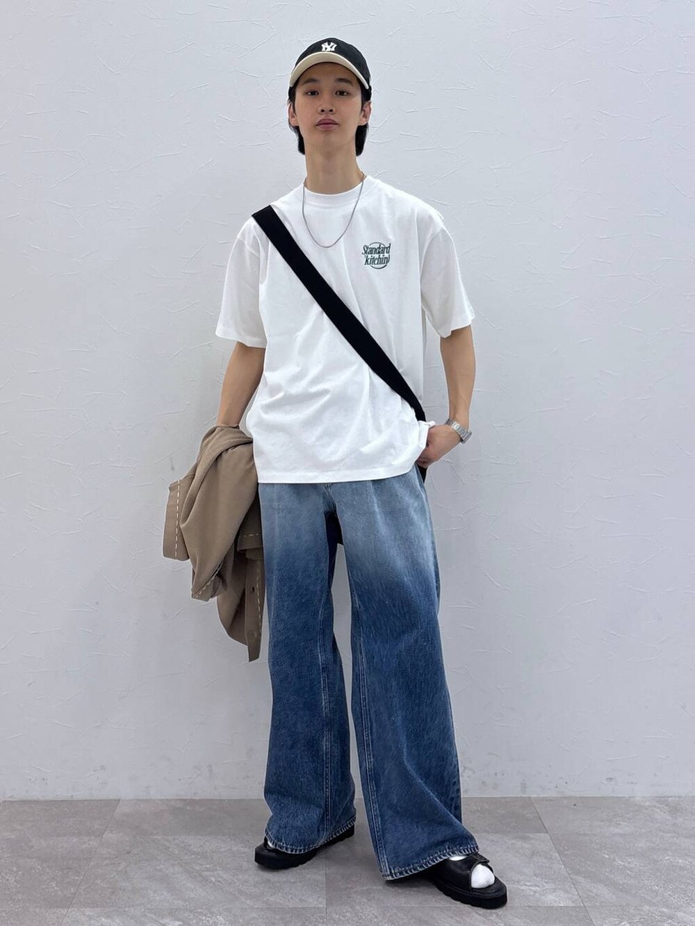 ブルー系のデニムパンツ、ベージュ系のカーディガン/ボレロ、ブラック系のサンダルを着用したメンズの夏コーディネートの9枚目の写真
