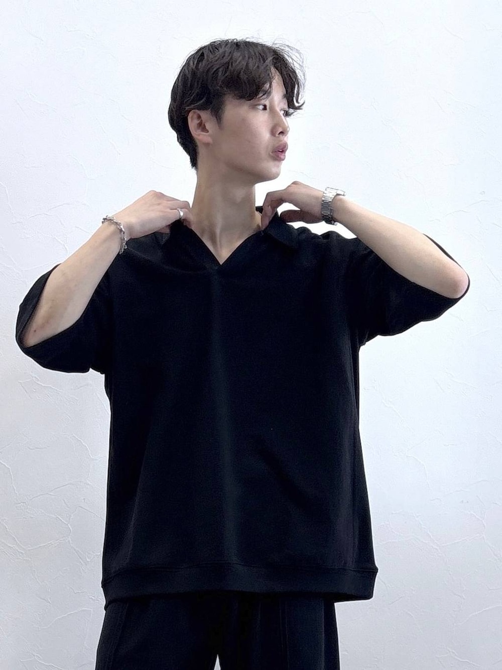 ブラック系のTシャツ/カットソー、ブラック系のスウェットパンツ、ブラック系のスニーカーを着用したメンズの春コーディネートの2枚目の写真