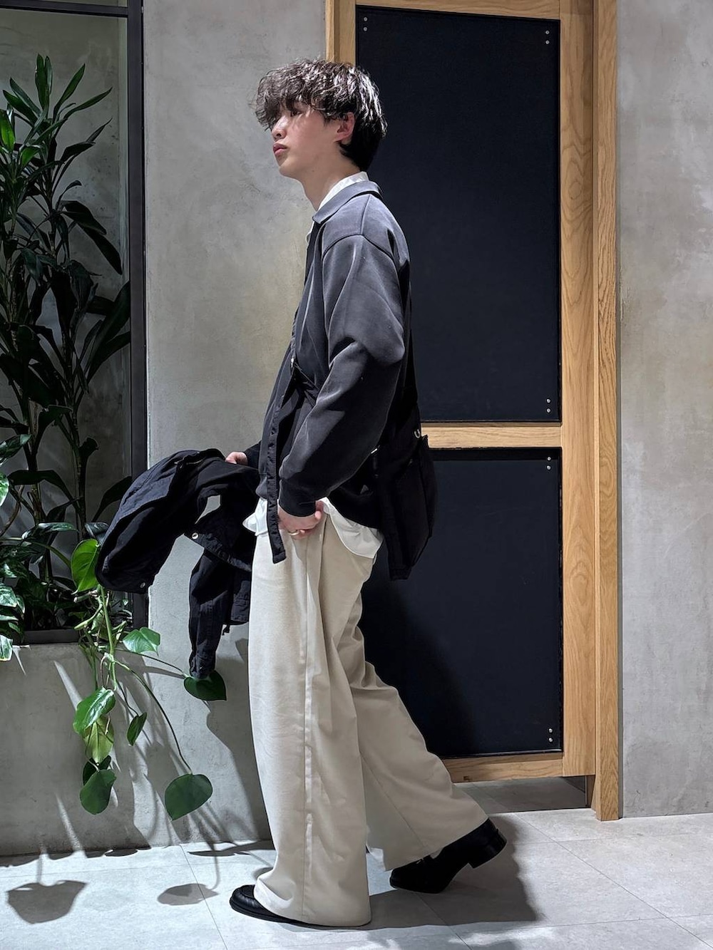 ホワイト系のスラックス、ブルー系のネクタイ、ホワイト系のシャツ/ブラウスを着用したメンズの春コーディネートの8枚目の写真