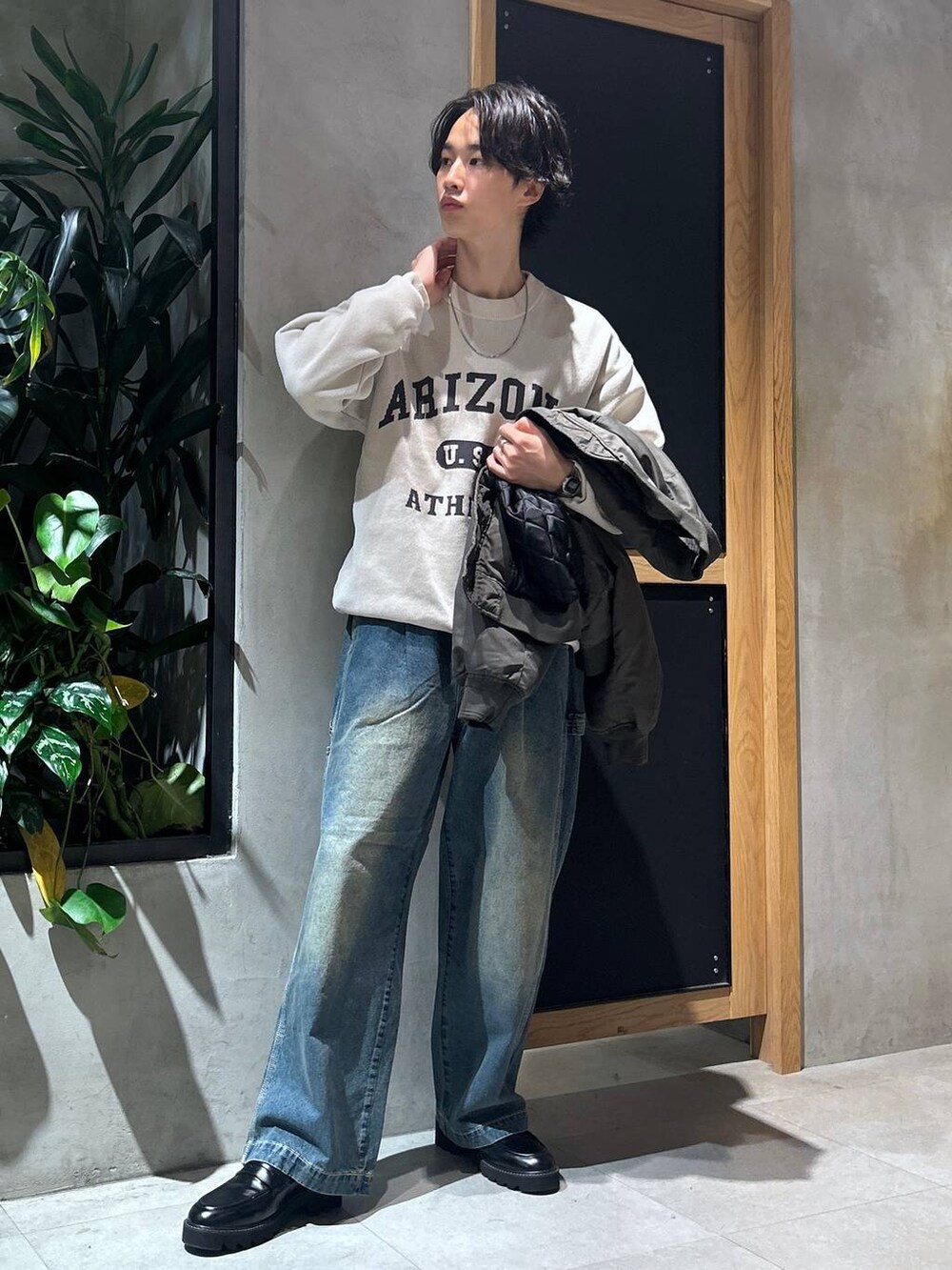 「ミリタリー、女子ウケ、ベーシック/シンプル、デート/ロマンティック、秋コーデ、冬コーデ、ラフ、モテ、Tシャツ、ネックレス、ワイドパンツ、RAGEBLUE、ニット、MA-1、カジュアル」|「RAGEBLUEのwide painter buggy denim pants/ヴィンテージライクデニム/バギーペインターパンツ(デニムパンツ、ブルー系)」を使った、 koutaさん(メンズ・173cm)の秋コーディネートの2枚目の写真