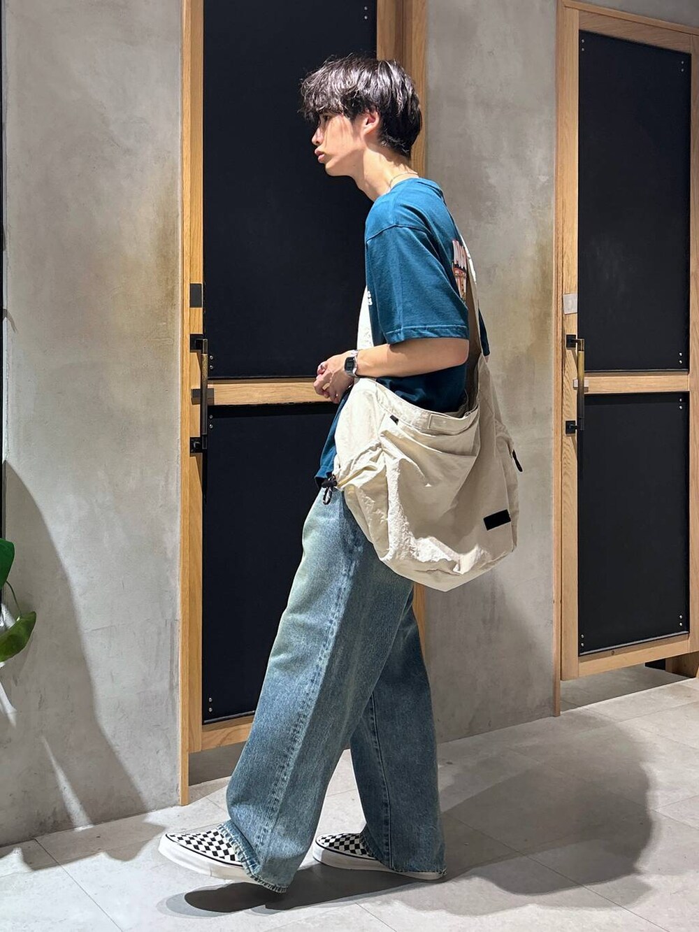 「ラフ、女子ウケ、デート/ロマンティック、春コーデ、夏コーデ、モテ、Tシャツ、ネックレス、ワイドパンツ、RAGEBLUE、カジュアル、個性派、デニムパンツ、ショルダーバッグ」｜「RAGEBLUEの12オンス/ルーズフィットデニムバギーパンツ5P（デニムパンツ、ブルー系）」を使った、 koutaさん（メンズ・173cm）の夏コーディネートの4枚目の写真