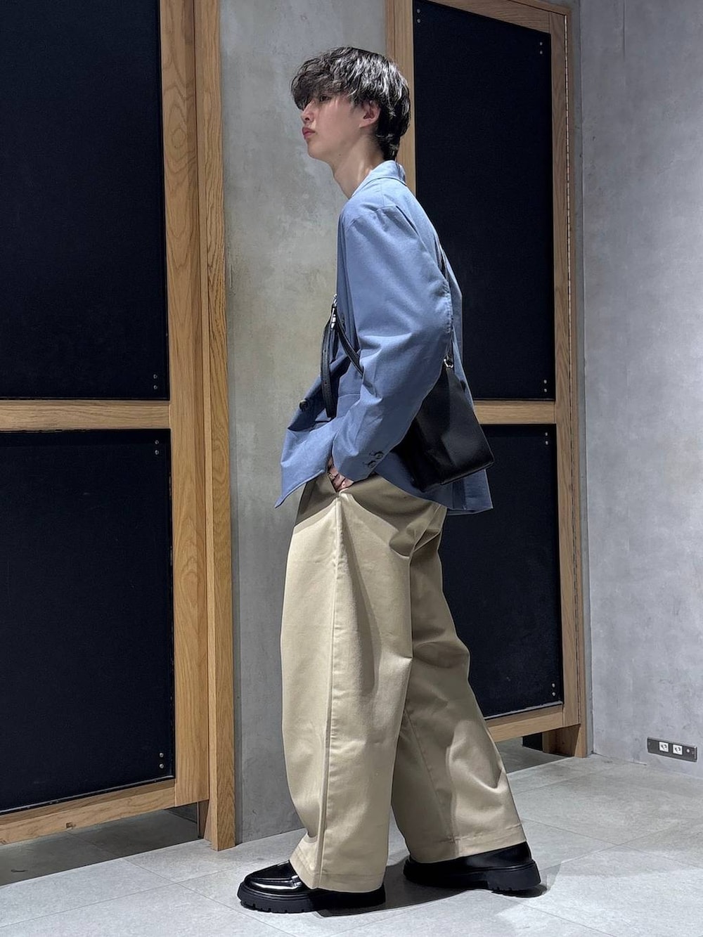 ブルー系のテーラードジャケット、ブラック系のドレスシューズ、ブラック系のショルダーバッグを着用したメンズの春コーディネートの4枚目の写真