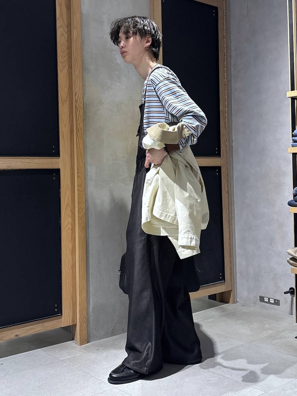 ブラック系のボストンバッグ、ブルー系のTシャツ/カットソー、ホワイト系のブルゾンを着用したメンズの春コーディネートの8枚目の写真