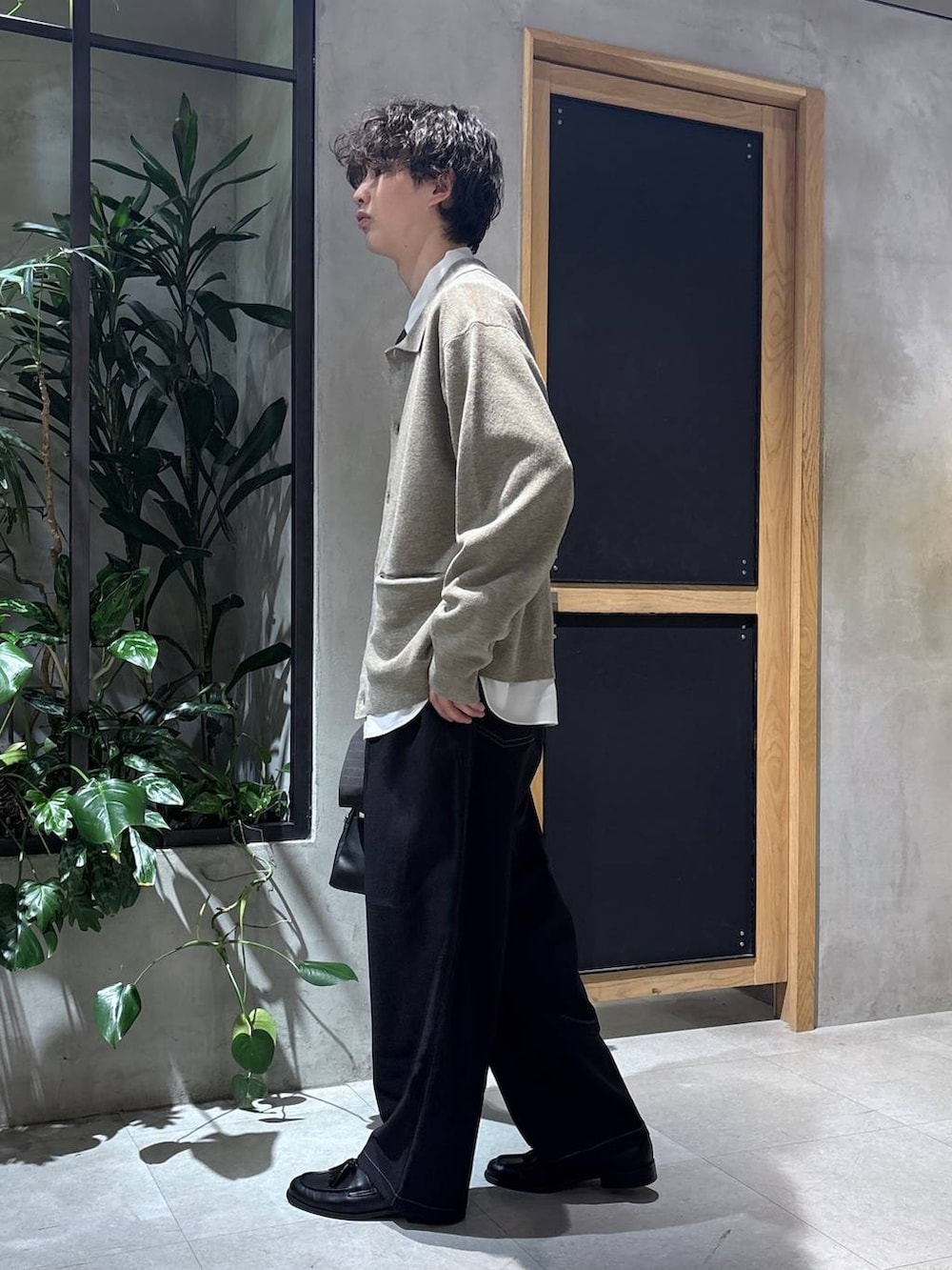 グレー系のテーラードジャケット、ホワイト系のシャツ/ブラウス、ブラック系のボストンバッグを着用したメンズの春コーディネートの4枚目の写真