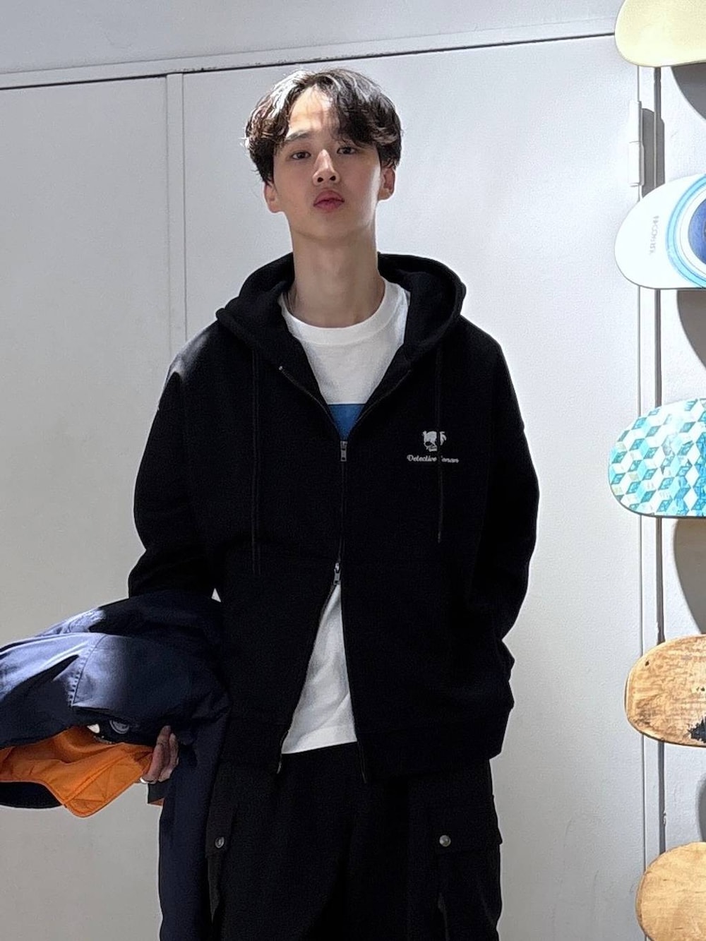 ホワイト系のTシャツ/カットソー、ブラック系のカーゴパンツ、ブルー系のMA-1を着用したメンズの春コーディネートの2枚目の写真