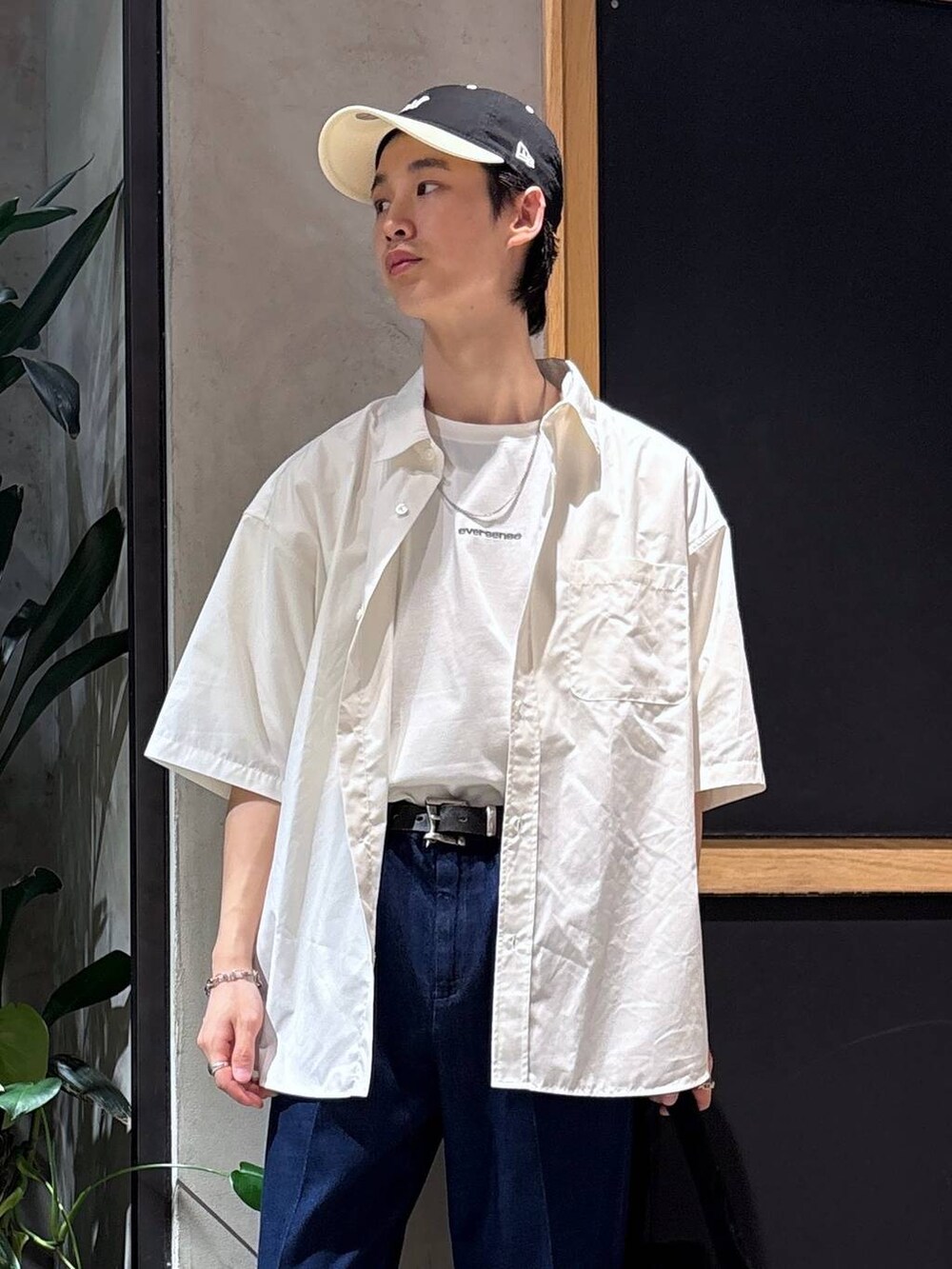 「女子ウケ、ベーシック/シンプル、きれいめ、春コーデ、夏コーデ、ラフ、Tシャツ、ネックレス、ワイドパンツ、RAGEBLUE、シンプルコーデ、きれいめカジュアル、シンプル、シャツ、サンダル」|「RAGEBLUEのアンティーク風/メタルバックルリアルレザーベルト(ベルト、ブラック系)」を使った、 koutaさん(メンズ・173cm)の夏コーディネートの7枚目の写真