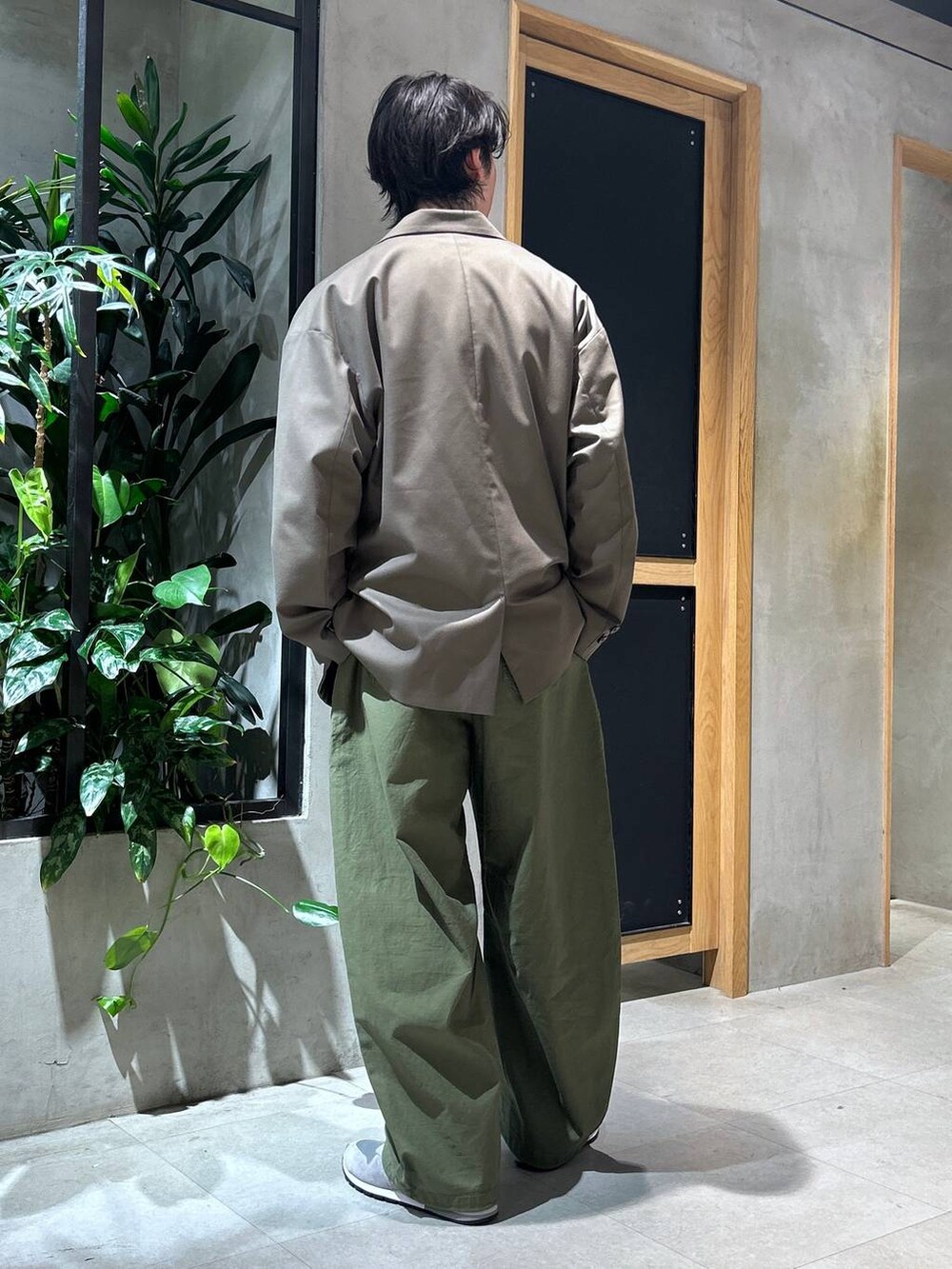 「女子ウケ、ベーシック/シンプル、春コーデ、夏コーデ、ラフ、Tシャツ、ネックレス、ワイドパンツ、RAGEBLUE、シンプルコーデ、シンプル、カジュアル、ミリタリー、テーラードジャケット、スニーカー」｜「NEW BALANCEの【New Blance】CM996 GR2/スニーカー（スニーカー、グレー系）」を使った、 koutaさん（メンズ・173cm）の春コーディネートの5枚目の写真