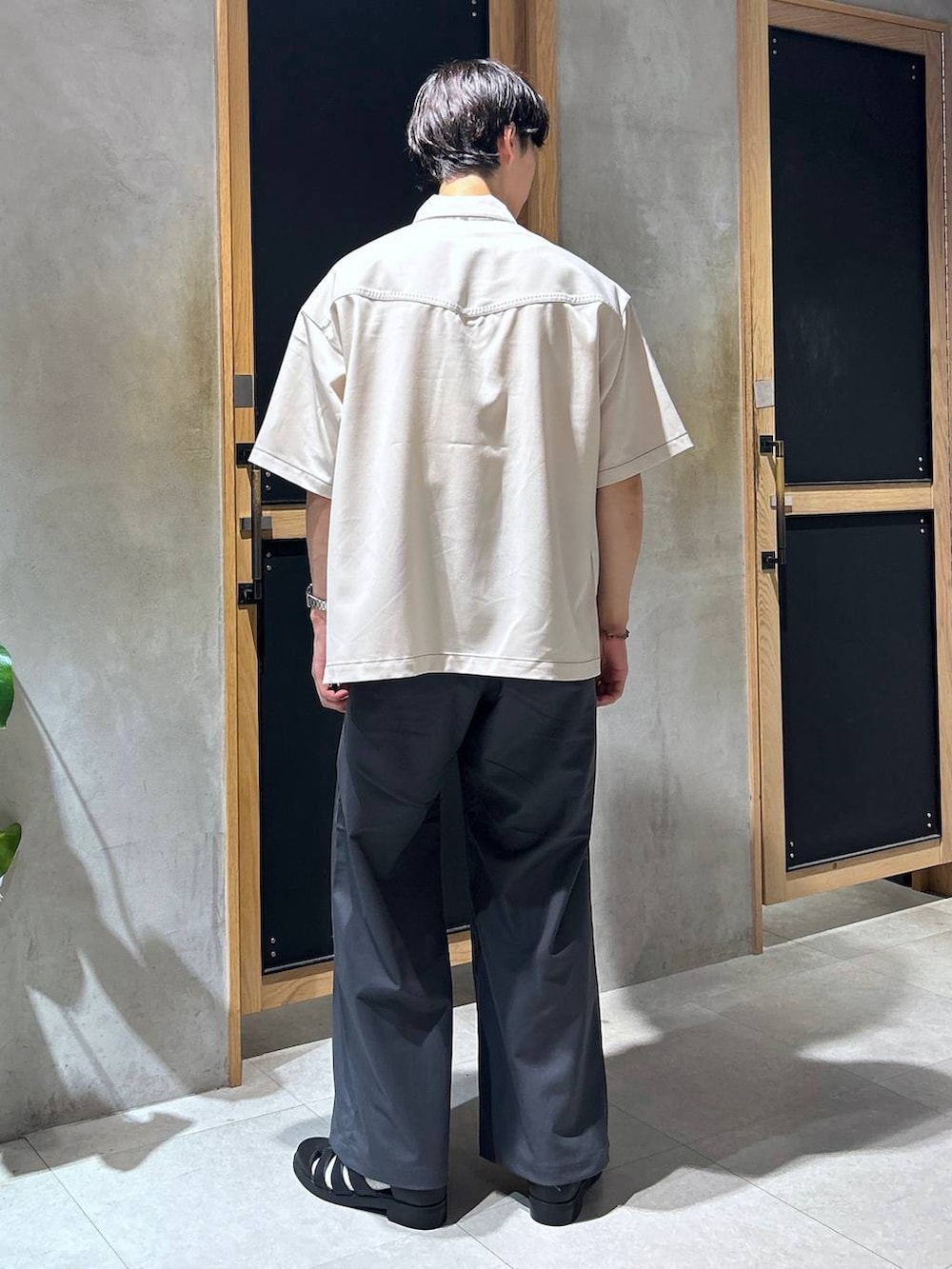 「女子ウケ、ベーシック/シンプル、きれいめ、デート/ロマンティック、春コーデ、夏コーデ、ラフ、モテ、ネックレス、スラックス、ワイドパンツ、RAGEBLUE、サンダル、シャツ」｜「RAGEBLUEのシンセティックレザー/フェイクスウェードグルカシューズ（ドレスシューズ、ブラック系）」を使った、 koutaさん（メンズ・173cm）の夏コーディネートの5枚目の写真