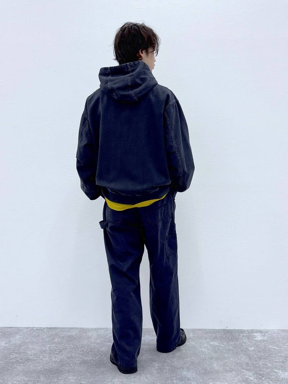 ブルー系のブルゾン、ブルー系のデニムパンツ、イエロー系のTシャツ/カットソーを着用したメンズの秋コーディネートの9枚目の写真