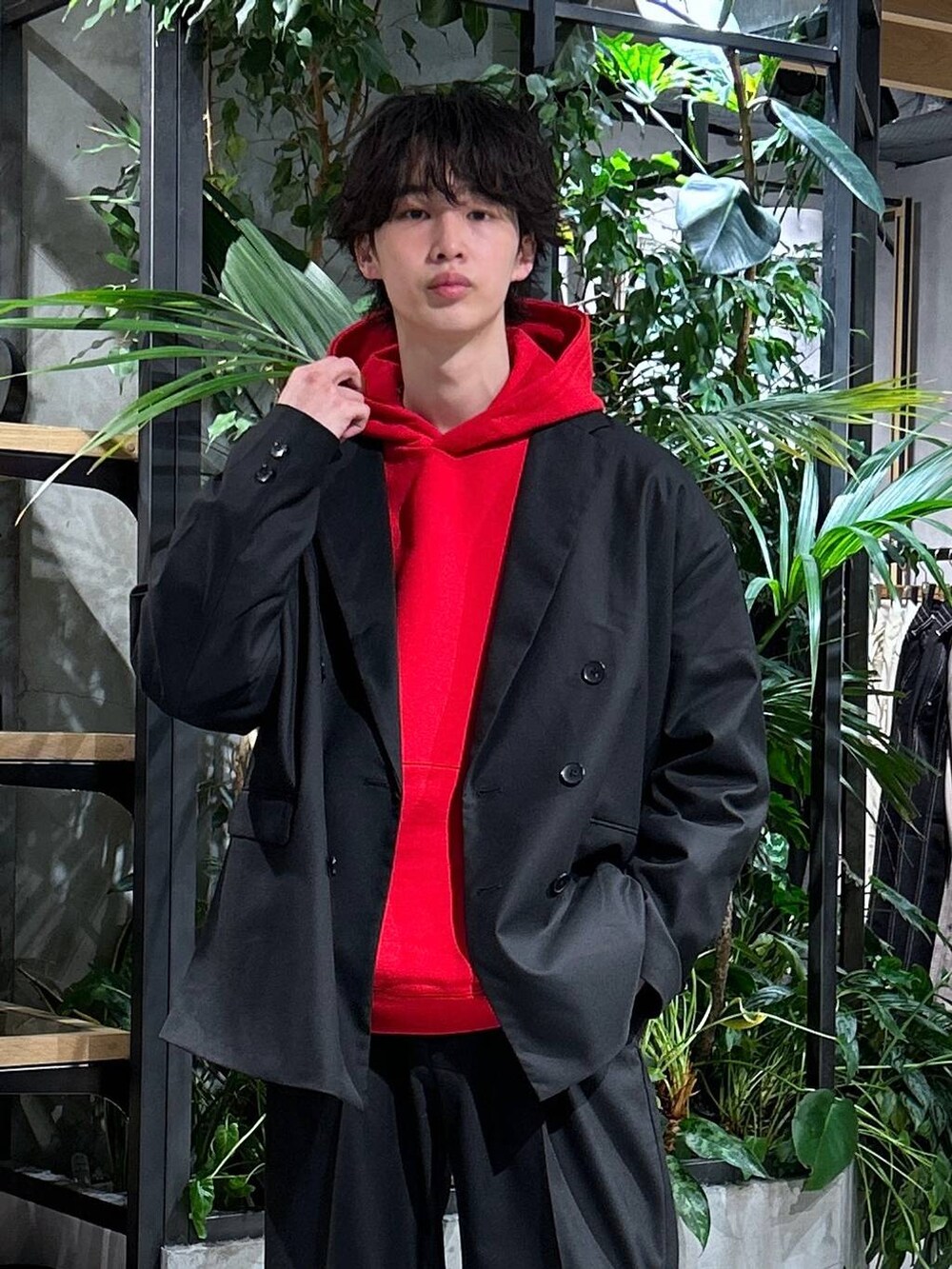 「テーパードパンツ、スウェット、カジュアル、女子ウケ、ベーシック/シンプル、春コーデ、冬コーデ、ラフ、Tシャツ、ネックレス、ワイドパンツ、RAGEBLUE、シンプルコーデ、きれいめカジュアル、シンプル」｜「RAGEBLUEのアソートWテーラードジャケット/シングルジャケット【セットアップ対応】（テーラードジャケット、ブラック系）」を使った、 koutaさん（メンズ・173cm）の春コーディネートの7枚目の写真