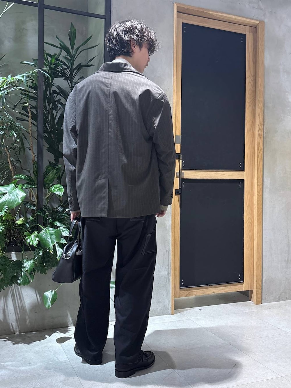 グレー系のテーラードジャケット、ホワイト系のシャツ/ブラウス、ブラック系のボストンバッグを着用したメンズの春コーディネートの9枚目の写真