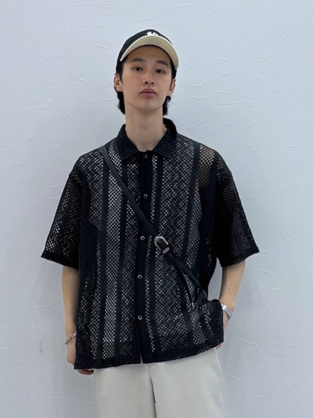 ブラック系のショルダーバッグ、ブラック系のシャツ/ブラウス、ブラック系のサンダルを着用したメンズの夏コーディネートの2枚目の写真