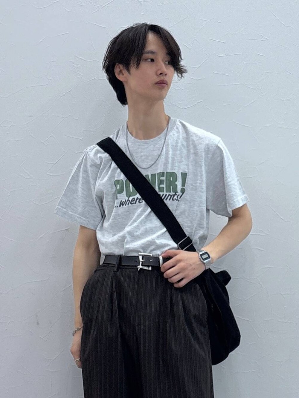 「RAGEBLUE、シンプルコーデ、女子ウケ、ベーシック/シンプル、きれいめ、春コーデ、夏コーデ、ラフ、Tシャツ、ネックレス、ワイドパンツ、きれいめカジュアル、シンプル」|「RAGEBLUEのアンティーク風/メタルバックルリアルレザーベルト(ベルト、ブラック系)」を使った、 koutaさん(メンズ・173cm)の夏コーディネートの3枚目の写真