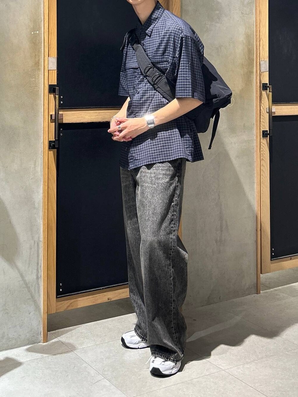 「女子ウケ、ベーシック/シンプル、デート/ロマンティック、春コーデ、夏コーデ、ラフ、モテ、Tシャツ、ワイドパンツ、RAGEBLUE、スニーカー、ショルダーバッグ、カジュアル、デニムパンツ」｜「NEW BALANCEの【New Balance】MR530SG（スニーカー、ホワイト系）」を使った、 koutaさん（メンズ・173cm）の夏コーディネートの2枚目の写真