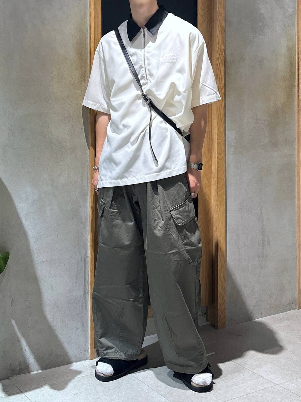 「女子ウケ、ベーシック/シンプル、デート/ロマンティック、春コーデ、夏コーデ、Tシャツ、ネックレス、ラフ、モテ、ワイドパンツ、RAGEBLUE、シャツ、カジュアル、ミリタリー、ショルダーバッグ」｜「RAGEBLUEのM-65/ワイドストレートジャーマンバギーミリタリーカーゴパンツ（カーゴパンツ、グリーン系）」を使った、 koutaさん（メンズ・173cm）の夏コーディネートの2枚目の写真