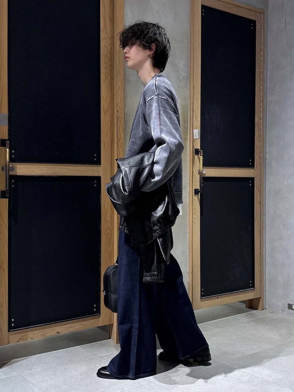 グレー系のニット/セーター、ホワイト系のTシャツ/カットソー、ブラック系のボストンバッグを着用したメンズの春コーディネートの4枚目の写真