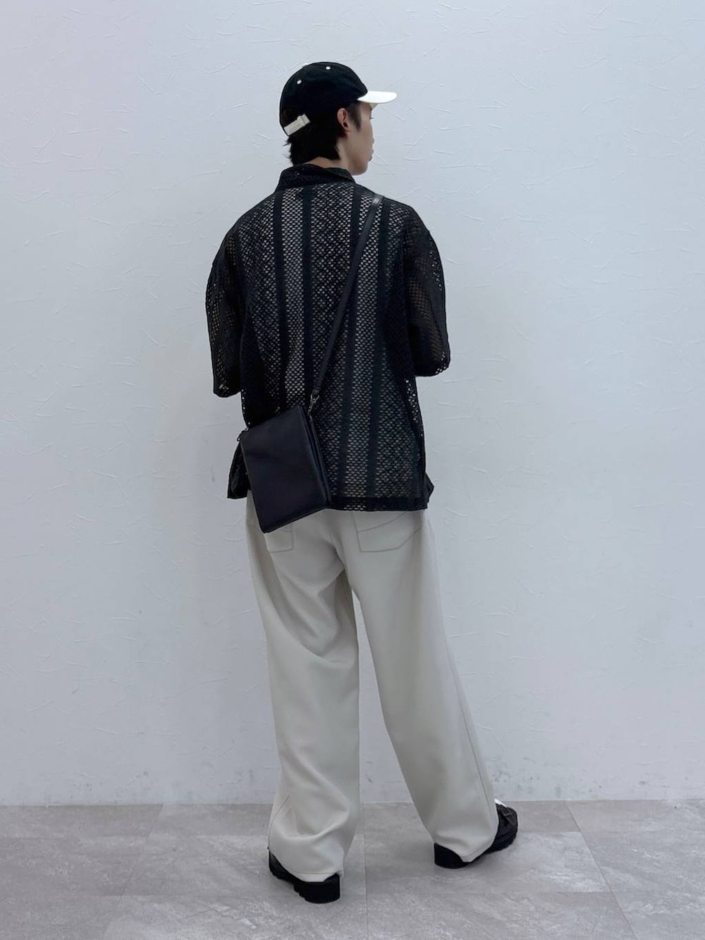 ブラック系のショルダーバッグ、ブラック系のシャツ/ブラウス、ブラック系のサンダルを着用したメンズの夏コーディネートの5枚目の写真