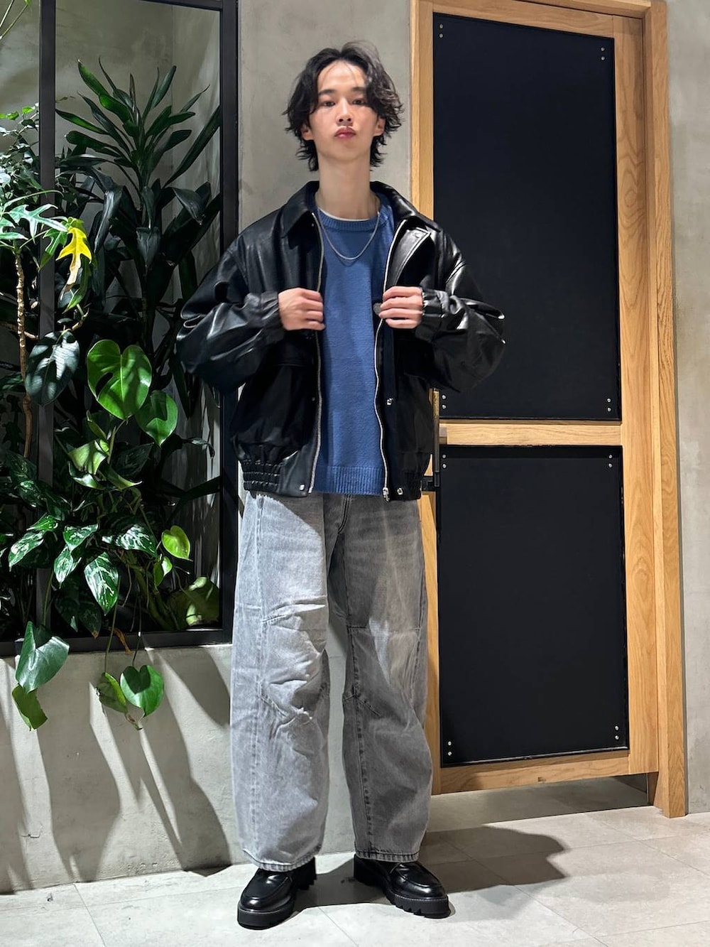グレー系のブルゾン、ブラック系のドレスシューズ、グレー系のデニムパンツを着用したメンズの冬コーディネートの3枚目の写真