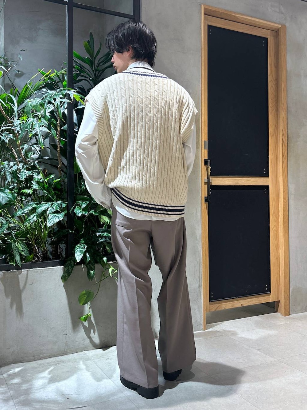 「きれいめ、春コーデ、ラフ、RAGEBLUE、シンプルコーデ、シンプル、ニットベスト、スラックス、ベスト、セットアップ、ブルゾン、トラッド、ローファー、シャツ、女子ウケ」|「RAGEBLUEの【LUXURY+EASY】ラグイージー/オーバーサイズドレープシャツ(シャツ/ブラウス、ホワイト系)」を使った、 koutaさん(メンズ・173cm)の春コーディネートの5枚目の写真
