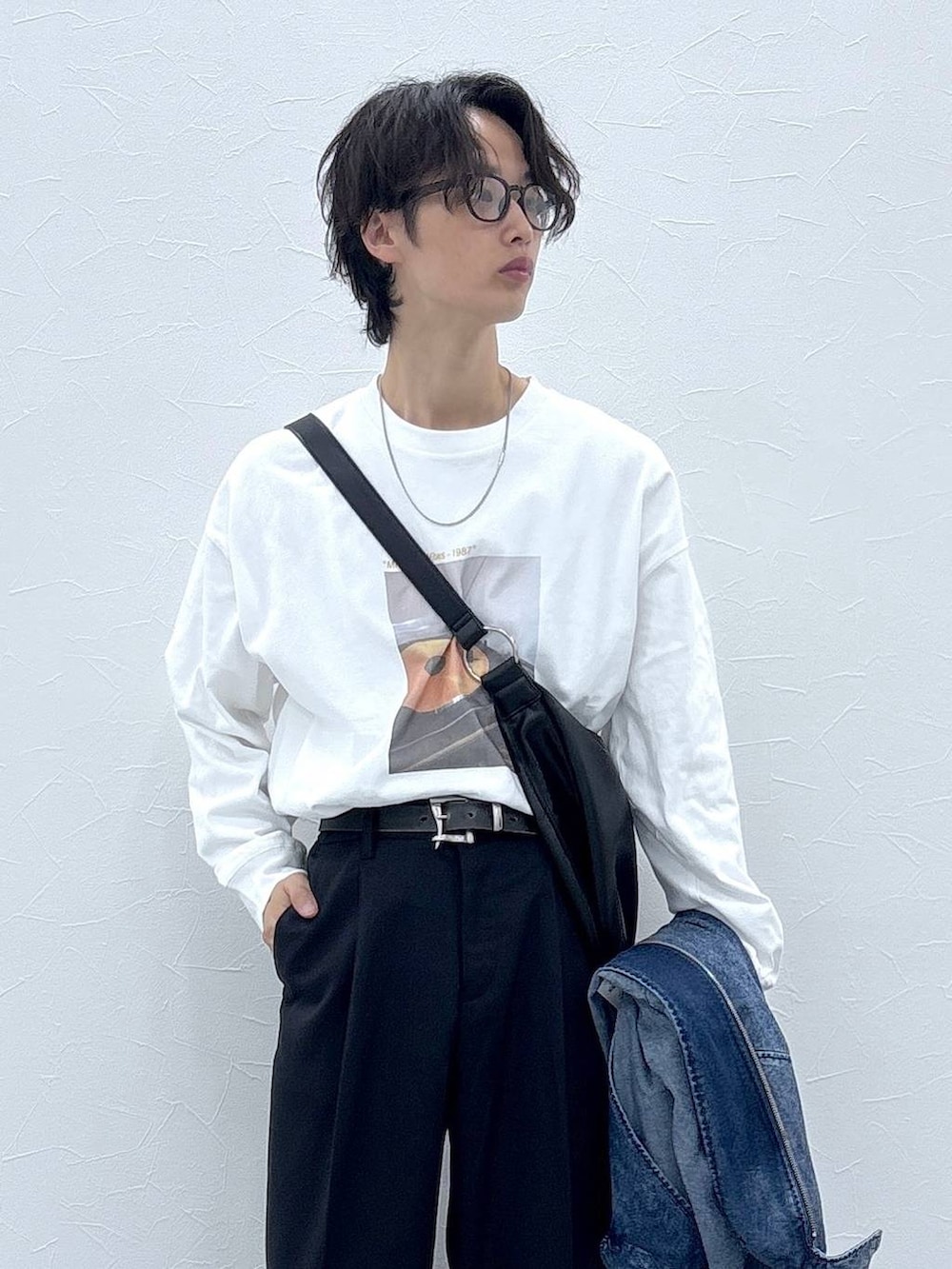 ブルー系のシャツ/ブラウス、ブラック系のスラックス、その他のショルダーバッグを着用したメンズの秋コーディネートの7枚目の写真