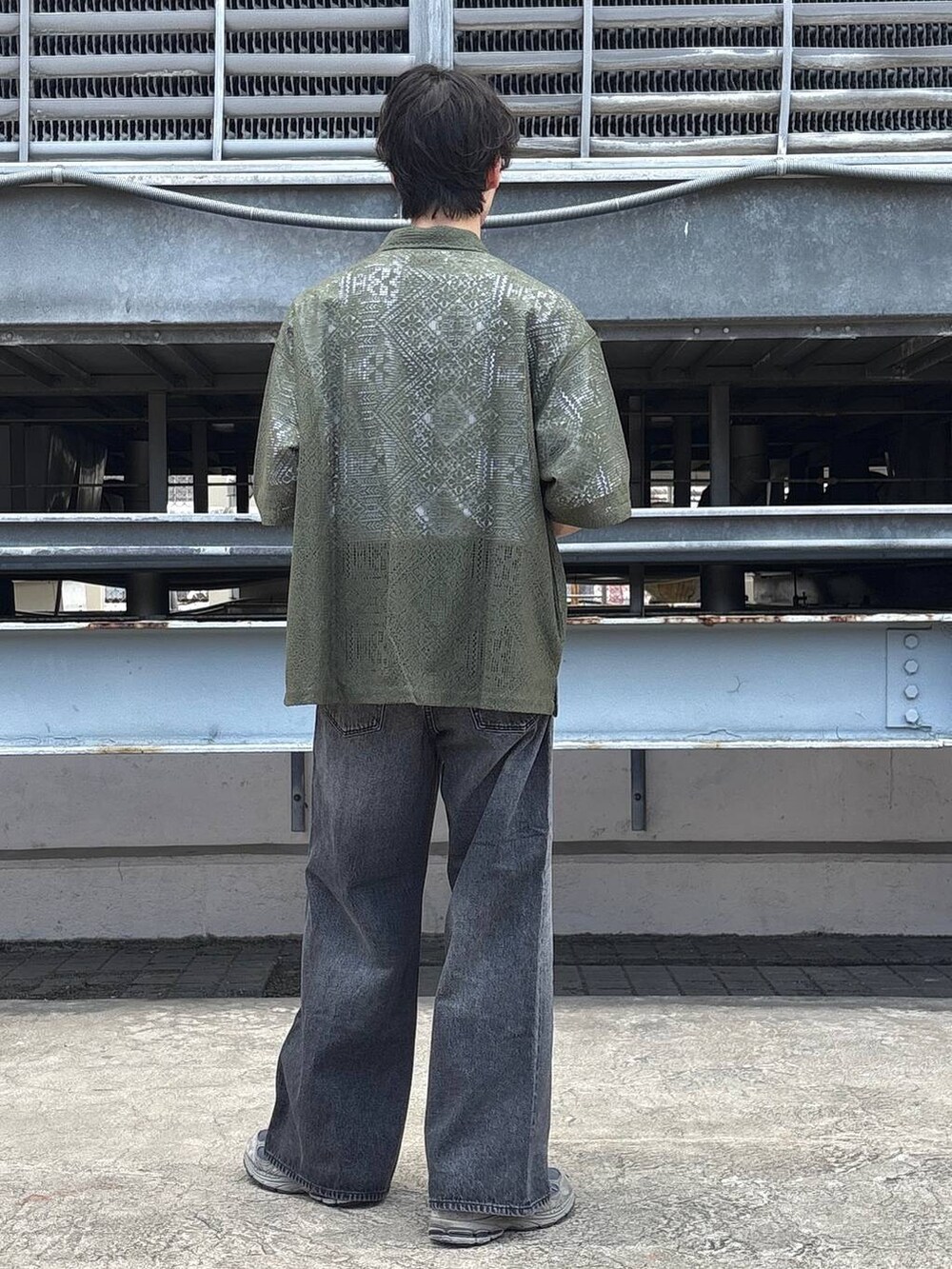 グリーン系のシャツ/ブラウス、グレー系のデニムパンツ、ホワイト系のTシャツ/カットソーを着用したメンズの夏コーディネートの5枚目の写真