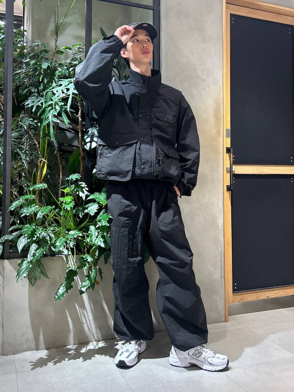 ホワイト系のスニーカー、ブラック系のブルゾン、ホワイト系のTシャツ/カットソーを着用したメンズの秋コーディネートの2枚目の写真