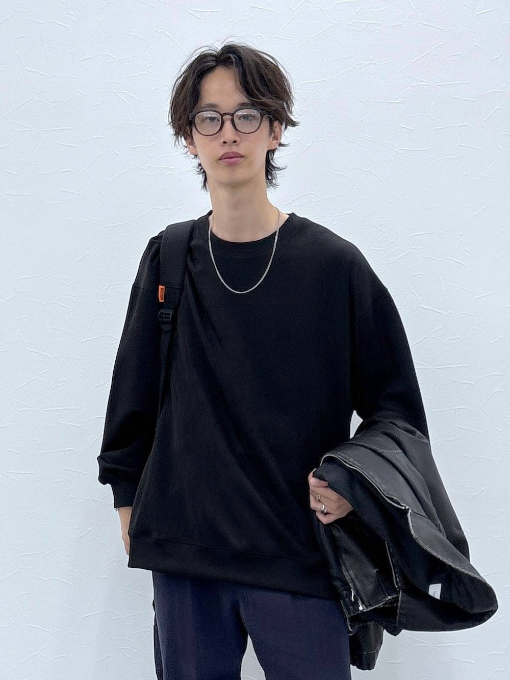 ブラック系のスウェット、ブラック系のブルゾン、ブラック系のバックパック/リュックを着用したメンズの秋コーディネートの2枚目の写真