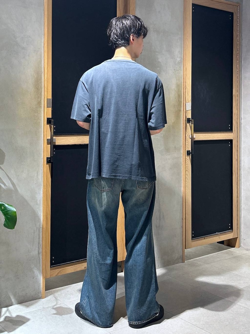 「女子ウケ、ベーシック/シンプル、デート/ロマンティック、春コーデ、夏コーデ、ラフ、モテ、Tシャツ、ネックレス、ワイドパンツ、RAGEBLUE、カジュアル、デニムパンツ」｜「RAGEBLUEのメタルデザインリング（リング、ホワイト系）」を使った、 koutaさん（メンズ・173cm）の秋コーディネートの5枚目の写真