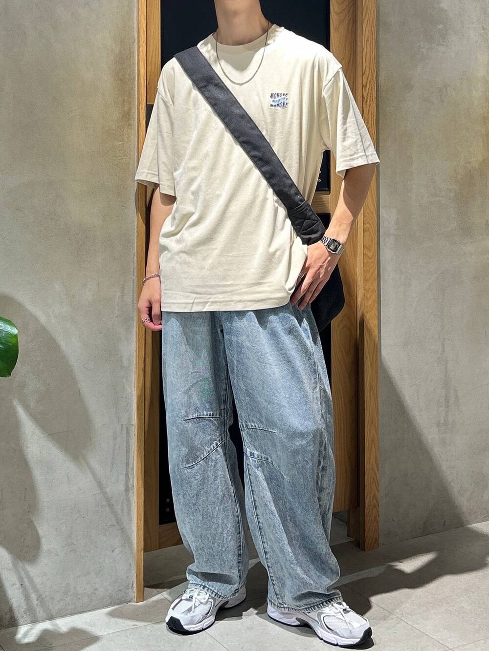 「女子ウケ、ベーシック/シンプル、デート/ロマンティック、春コーデ、夏コーデ、モテ、Tシャツ、ネックレス、ワイドパンツ、RAGEBLUE、スニーカー、デニムパンツ、カジュアル、ラフ」｜「NEW BALANCEの【New Balance】MR530SG（スニーカー、ホワイト系）」を使った、 koutaさん（メンズ・173cm）の夏コーディネートの2枚目の写真