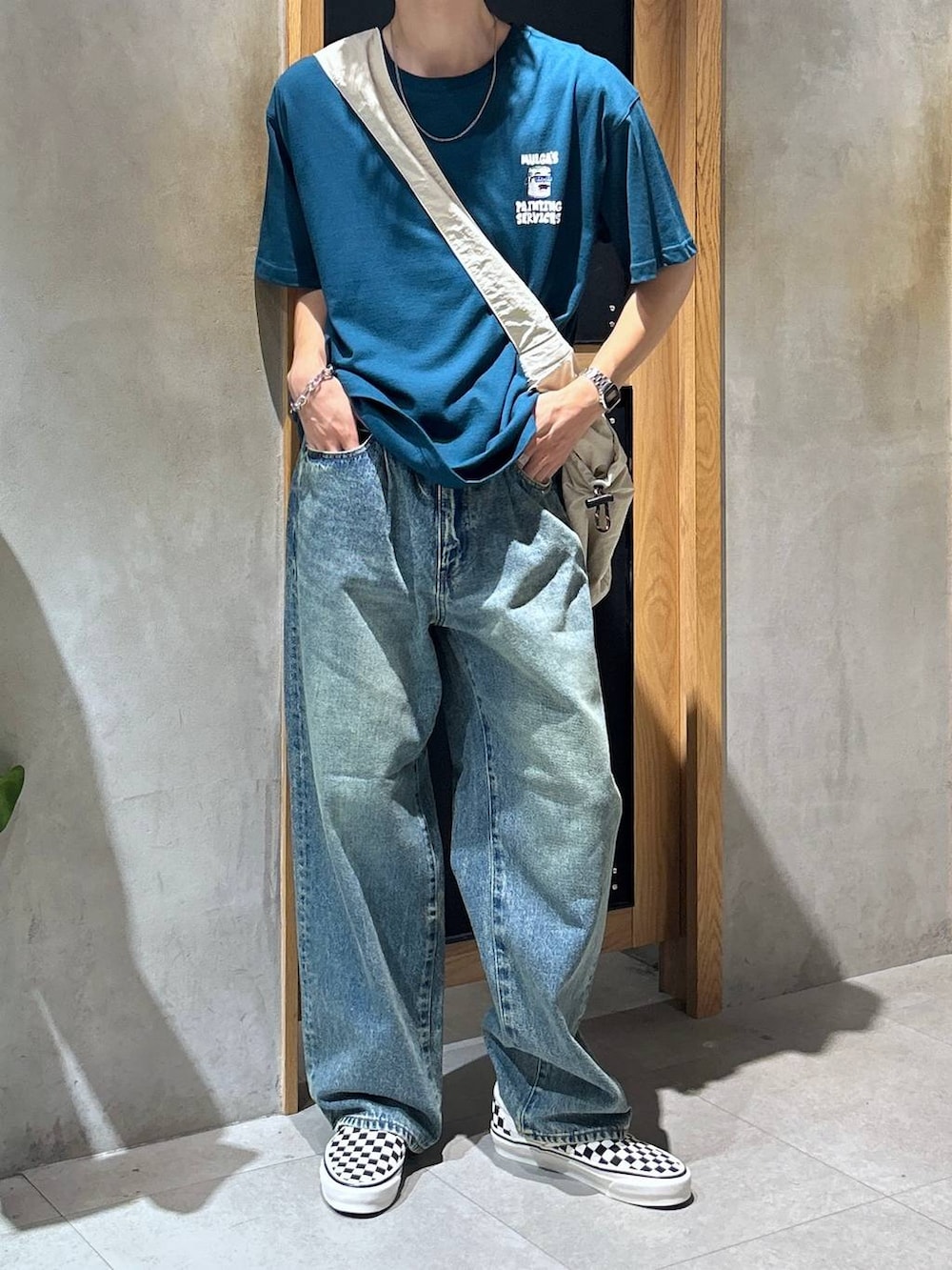 「ラフ、女子ウケ、デート/ロマンティック、春コーデ、夏コーデ、モテ、Tシャツ、ネックレス、ワイドパンツ、RAGEBLUE、カジュアル、個性派、デニムパンツ、ショルダーバッグ」｜「RAGEBLUEの12オンス/ルーズフィットデニムバギーパンツ5P（デニムパンツ、ブルー系）」を使った、 koutaさん（メンズ・173cm）の夏コーディネートの2枚目の写真