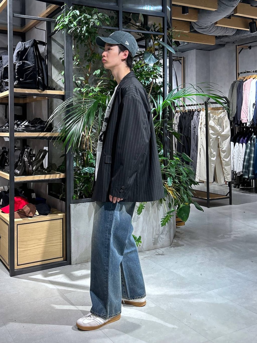 「ロンT、女子ウケ、ベーシック/シンプル、春コーデ、冬コーデ、ラフ、Tシャツ、ネックレス、ワイドパンツ、RAGEBLUE、きれいめカジュアル、シンプル、ジャケット、カジュアル、テーラードジャケット」｜「RAGEBLUEのステンレスデザインショートネックレス（ネックレス、その他）」を使った、 koutaさん（メンズ・173cm）の春コーディネートの4枚目の写真