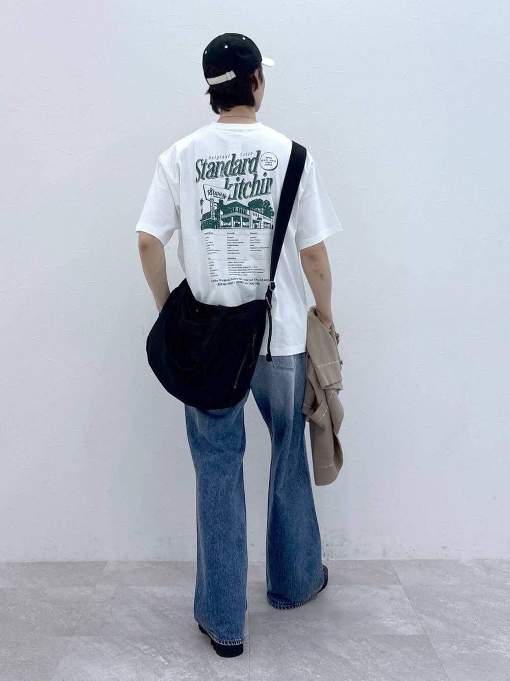 ブルー系のデニムパンツ、ベージュ系のカーディガン/ボレロ、ブラック系のサンダルを着用したメンズの夏コーディネートの6枚目の写真