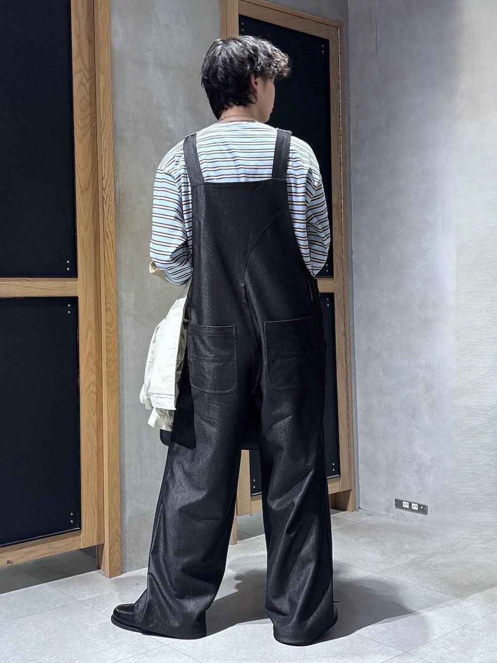 ブラック系のボストンバッグ、ブルー系のTシャツ/カットソー、ホワイト系のブルゾンを着用したメンズの春コーディネートの9枚目の写真