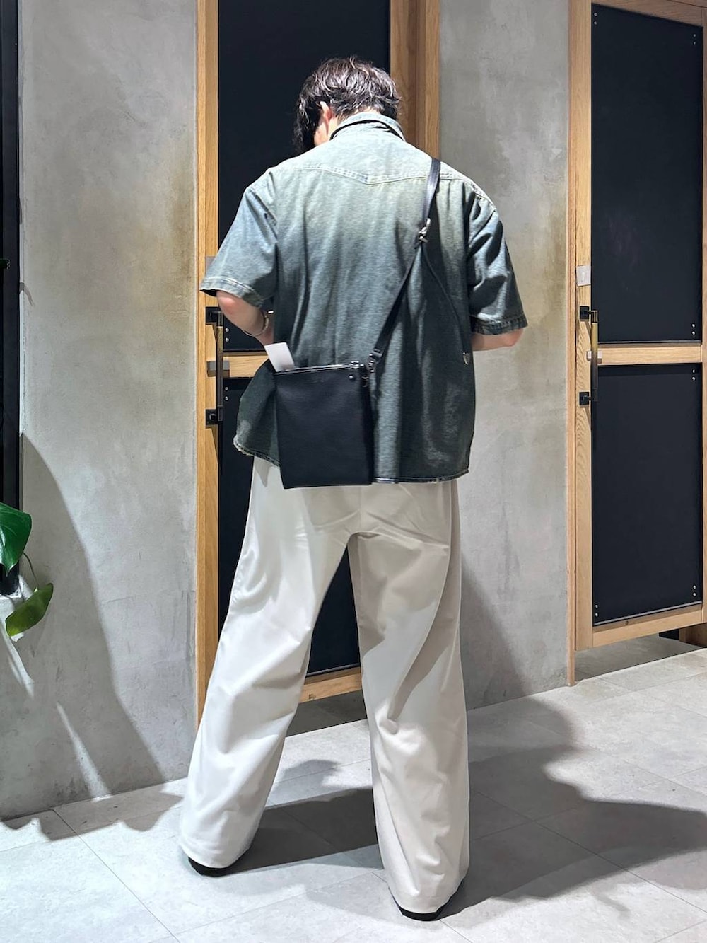 「ラフ、女子ウケ、ベーシック/シンプル、きれいめ、デート/ロマンティック、春コーデ、夏コーデ、モテ、スラックス、ワイドパンツ、RAGEBLUE、シャツ、サンダル」|「RAGEBLUEのシンセティックレザー/クロスストラップサンダル(サンダル、ブラック系)」を使った、 koutaさん(メンズ・173cm)の夏コーディネートの5枚目の写真