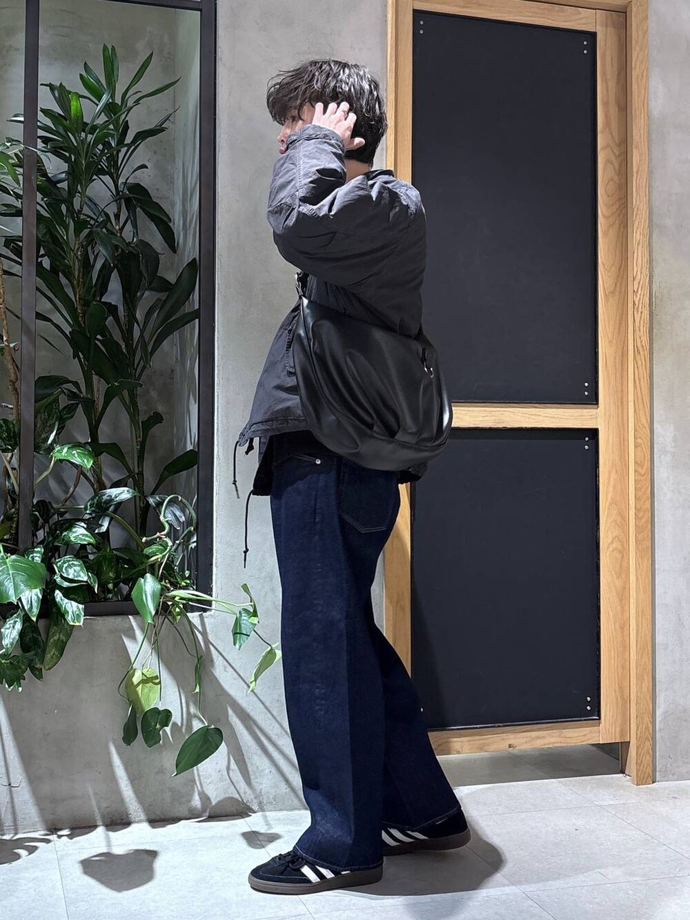 ブラック系のスニーカー、ブラック系のモッズコート、ブラック系のニット/セーターを着用したメンズの冬コーディネートの4枚目の写真