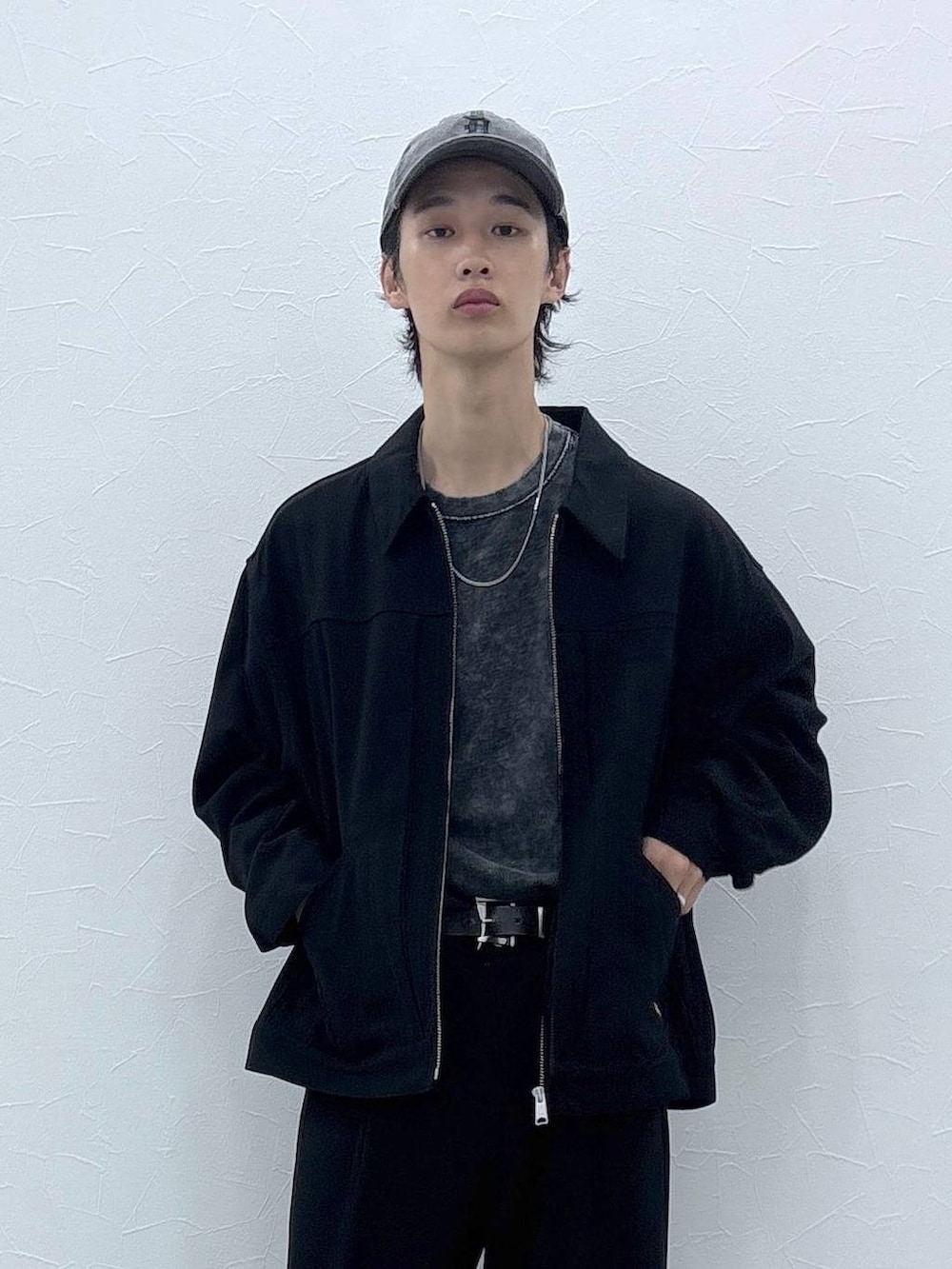 ブラック系のスニーカー、グレー系のTシャツ/カットソー、ブラック系のブルゾンを着用したメンズの秋コーディネートの7枚目の写真