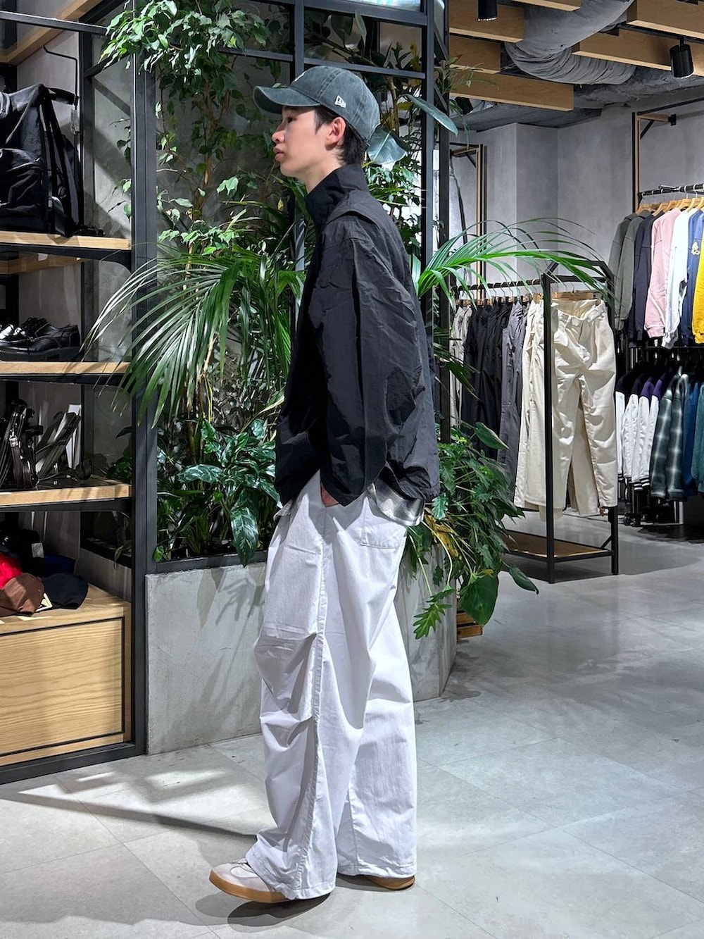「女子ウケ、ベーシック/シンプル、春コーデ、ラフ、ネックレス、ワイドパンツ、RAGEBLUE、きれいめカジュアル、シンプル、カジュアル、ストリート、アウター、ブルゾン、シャツ、キャップ」｜「RAGEBLUEのナイロンバギースノーワイドパンツ【セットアップ可】（カーゴパンツ、グレー系）」を使った、 koutaさん（メンズ・173cm）の春コーディネートの4枚目の写真