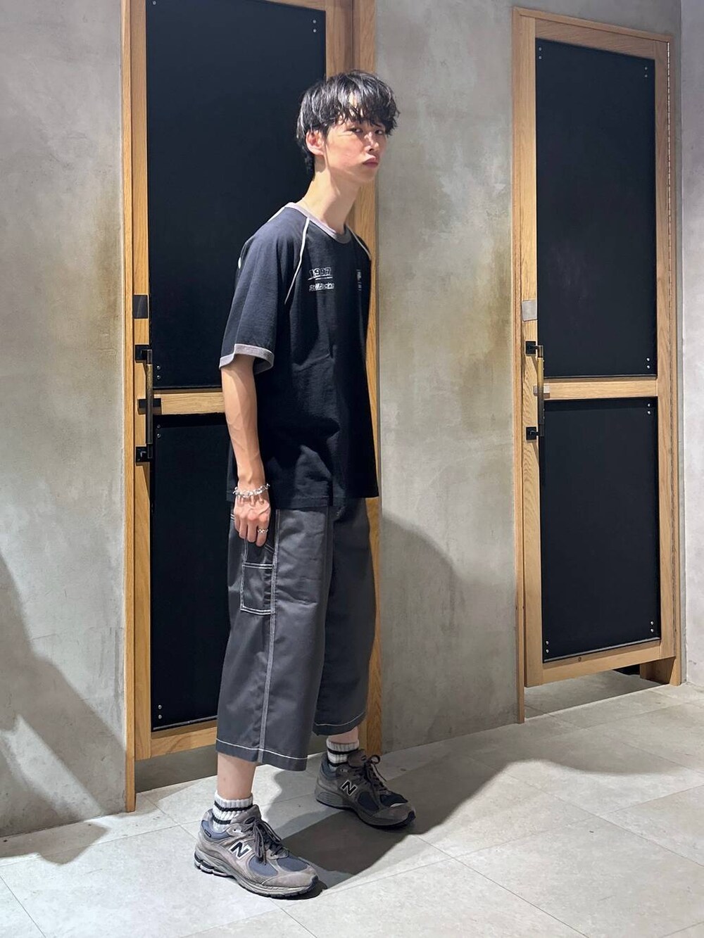 「女子ウケ、ベーシック/シンプル、デート/ロマンティック、春コーデ、夏コーデ、ラフ、モテ、Tシャツ、ネックレス、ワイドパンツ、RAGEBLUE、カジュアル、ハーフパンツ」｜「RAGEBLUEの天竺/オーバーサイズゲームTシャツ（Tシャツ/カットソー、ブラック系）」を使った、 koutaさん（メンズ・173cm）の夏コーディネートの2枚目の写真
