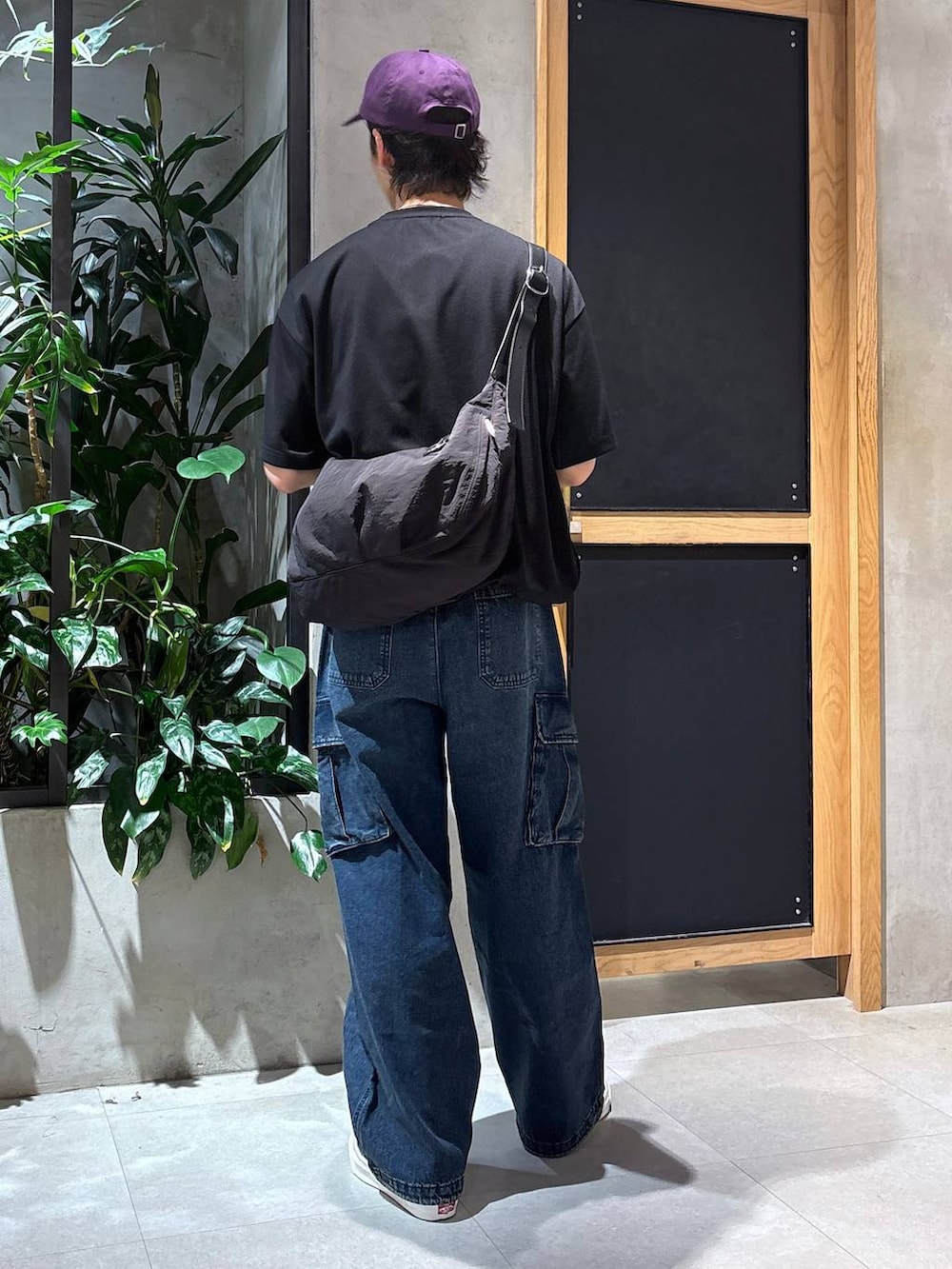 「ラフ、カジュアル、キャップ、スニーカー、女子ウケ、ベーシック/シンプル、夏コーデ、Tシャツ、ネックレス、ブレスレット、ワイドパンツ、RAGEBLUE、シンプルコーデ、シンプル、ショルダーバッグ」｜「VANSの【VANS/ヴァンズ】MTE Old Skool/スニーカー（スニーカー、ブラック系）」を使った、 koutaさん（メンズ・173cm）の夏コーディネートの5枚目の写真