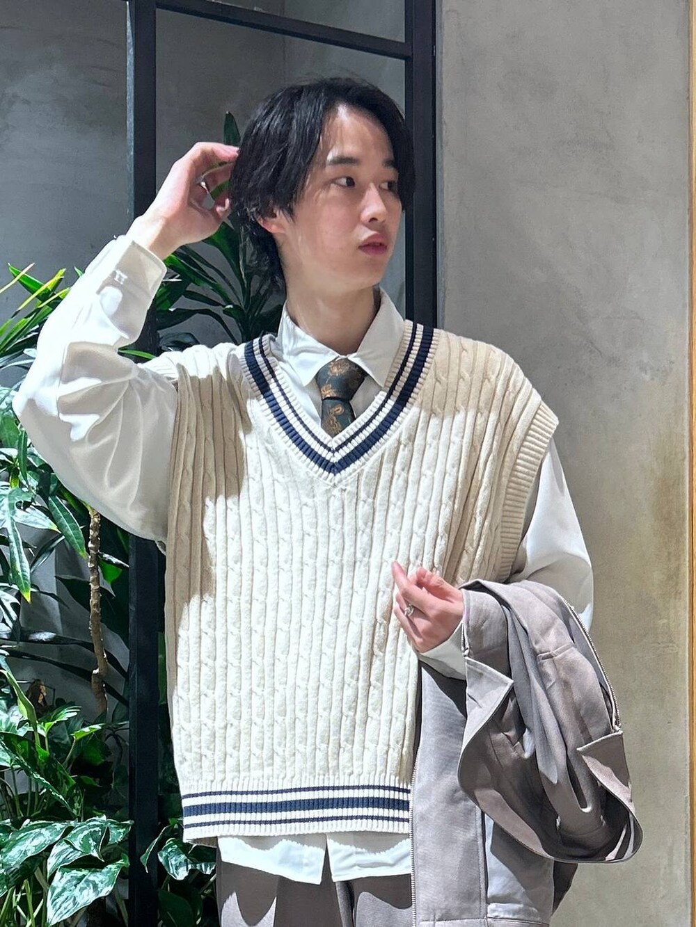 「きれいめ、春コーデ、ラフ、RAGEBLUE、シンプルコーデ、シンプル、ニットベスト、スラックス、ベスト、セットアップ、ブルゾン、トラッド、ローファー、シャツ、女子ウケ」|「RAGEBLUEの【LUXURY+EASY】ラグイージー/オーバーサイズドレープシャツ(シャツ/ブラウス、ホワイト系)」を使った、 koutaさん(メンズ・173cm)の春コーディネートの2枚目の写真
