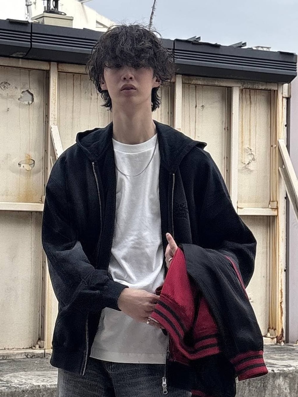 ブラック系のスニーカー、ホワイト系のTシャツ/カットソー、レッド系のスカジャンを着用したメンズの春コーディネートの2枚目の写真