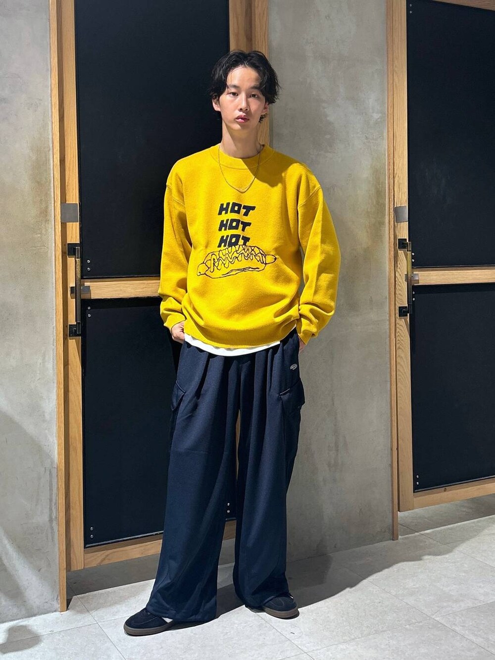 「女子ウケ、ベーシック/シンプル、デート/ロマンティック、秋コーデ、ラフ、モテ、Tシャツ、ネックレス、ワイドパンツ、RAGEBLUE、ニット、スニーカー、ロンT、ミリタリー、カジュアル」｜「adidasの【adidas/アディダス】HB Spezial/ハンドボールシューズ（スニーカー、ブラック系）」を使った、 koutaさん（メンズ・173cm）の秋コーディネートの3枚目の写真